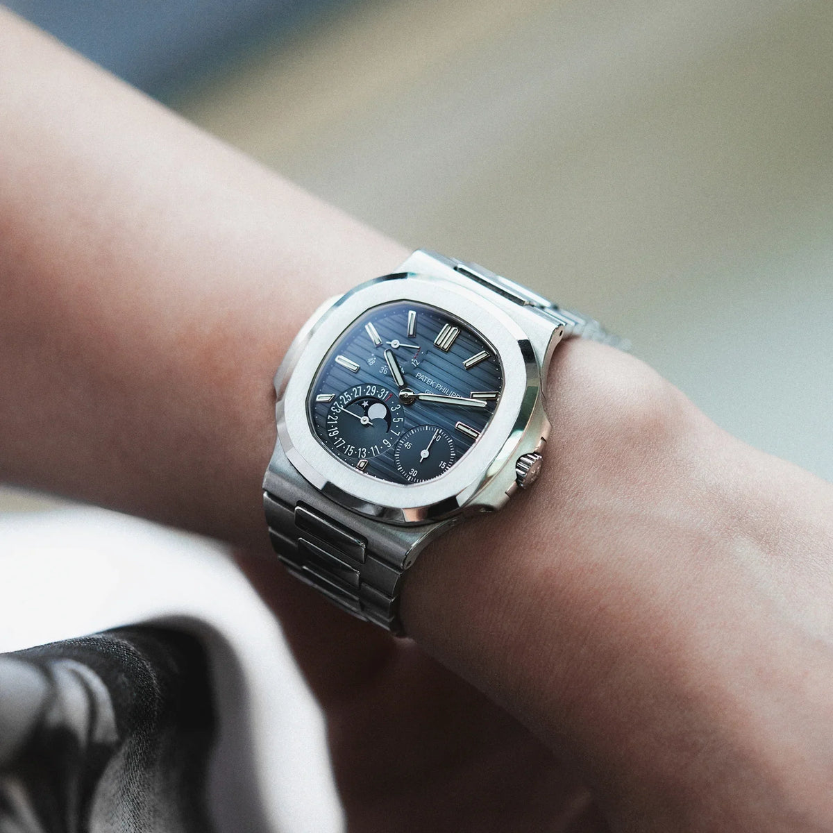 Nautilus 40mm 5712/1A-001 Moon Phase Power Reserve Stainless Steel Blue Dial