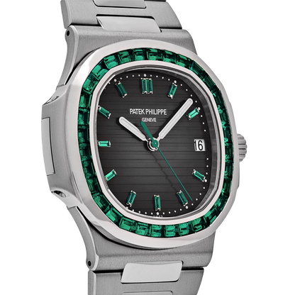 Nautilus 40mm 5711/113P-001 Platinum Charcoal Gray Dial Emerald Bezel